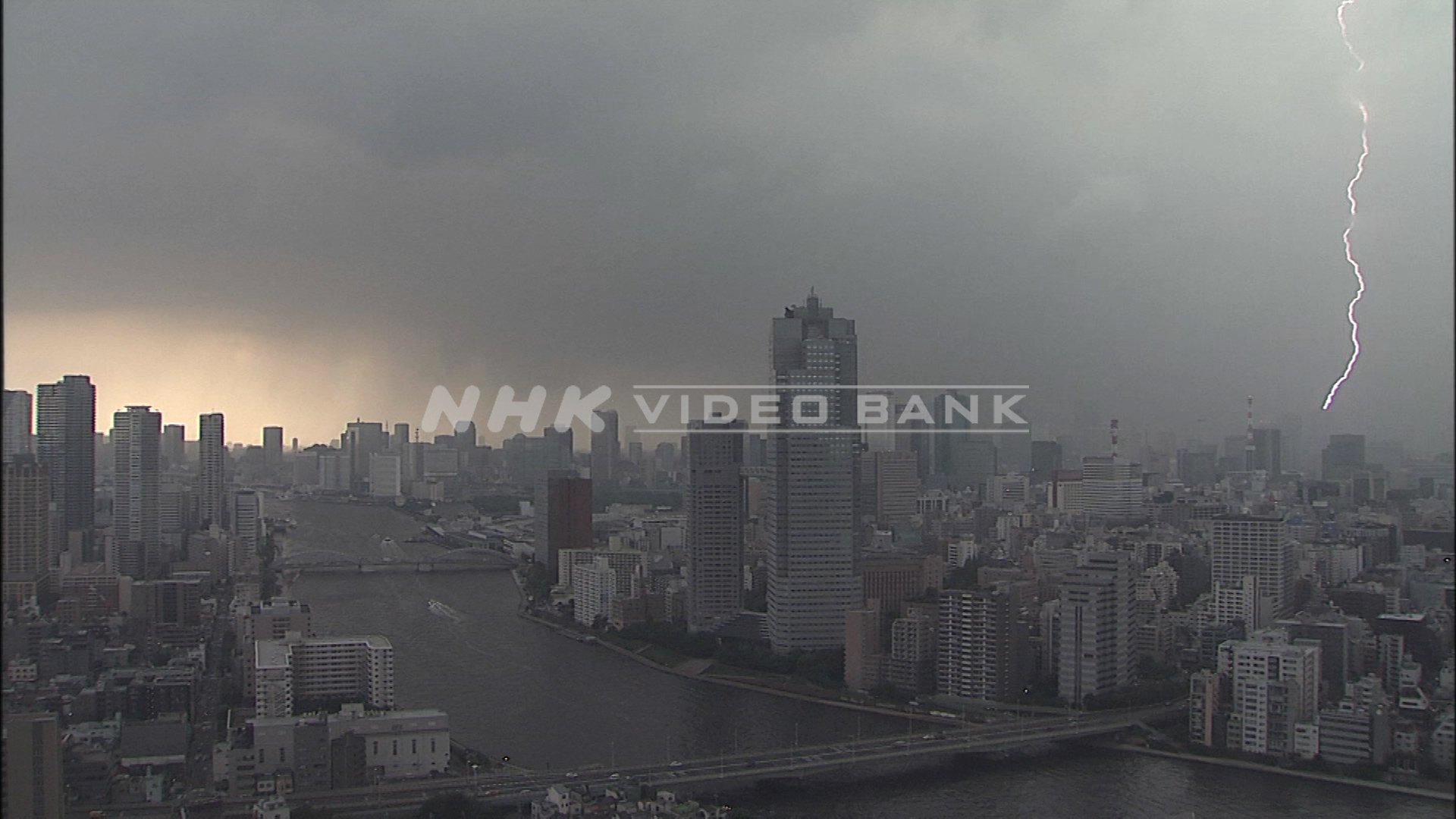 Time lapse: thunderstorm and torrential rain hits Tokyo